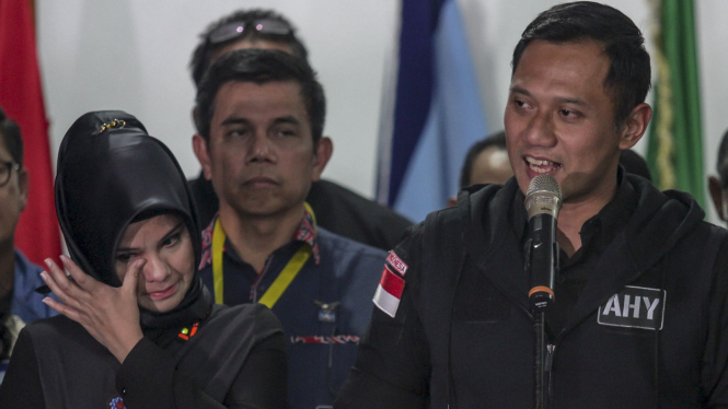 Annisa Pohan dampingi Agus Yudhoyono saat berpidato.  
