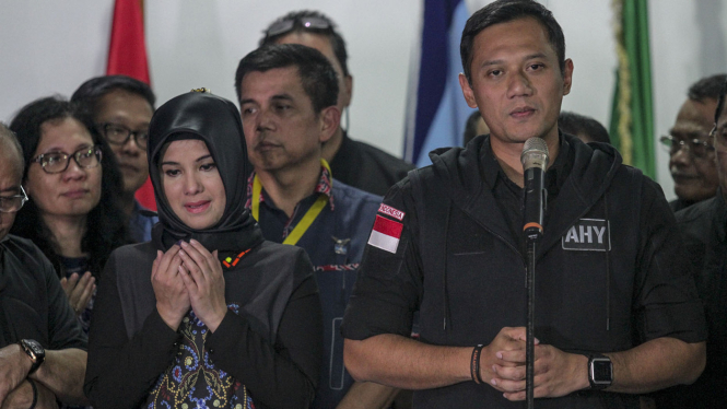 Agus Harimurti Yudhoyono dan Annisa Pohan dalam konferensi pers di Wisma Proklamasi Jakarta, Rabu malam (15/2/2017).
