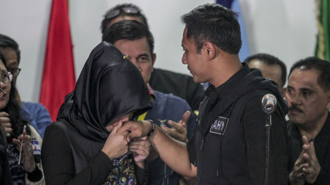 Annisa Pohan mencium tangan suaminya, Agus Harimurti Yudhoyono usai melakukan konfrensi pers di Posko Kemenangan AHY-Sylvi di Proklamasi, Jakarta, Rabu 15 Februari 2017. 