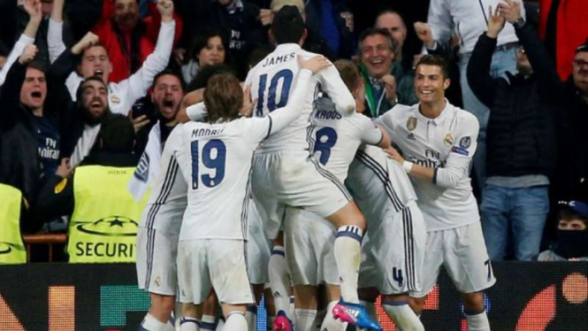 Para pemain Real Madrid rayakan gol