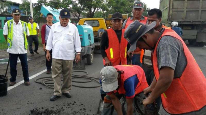 Menteri PUPR, Basuki Hadimuljono, mengawasi perbaikan jalan Pantura