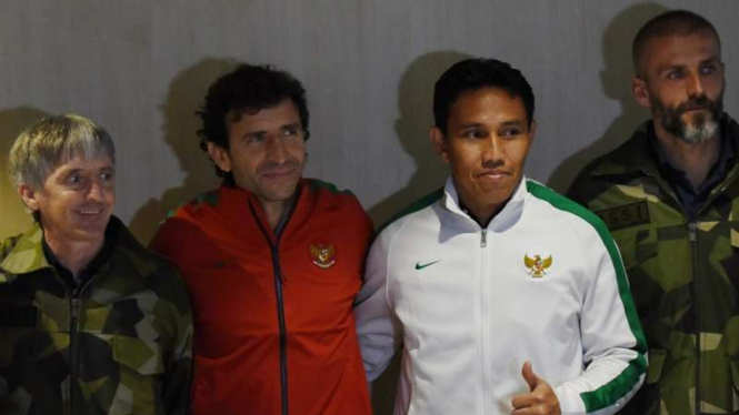 Pelatih Timnas Indonesia, Luis Milla, bersama asistennya.
