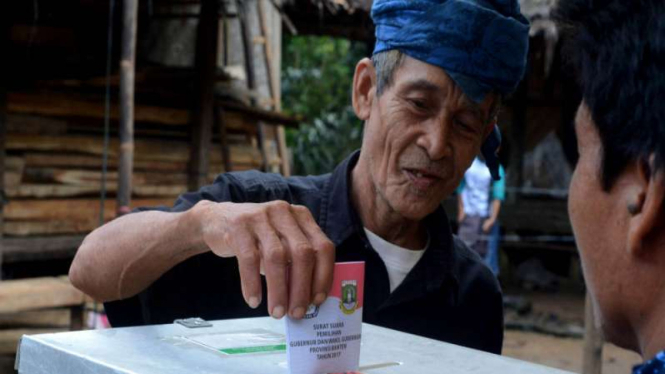 Warga Baduy memasukkan kertas suara di Pilkada Banten.