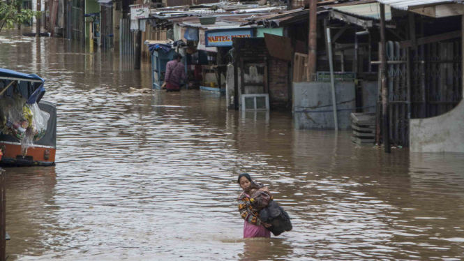 Banjir melanda pemukiman warga di Jakarta Timur. 