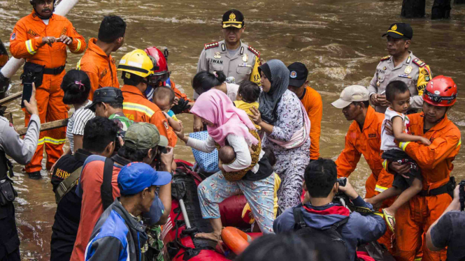 Sungai Ciliwung meluap, sejumlah wilayah di Jakarta kebanjiran.