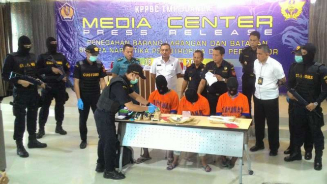 Tiga tersangka penyelundup narkotika dari Malaysia di kantor Bea Cukai Juanda Surabaya di Sidoarjo, Jatim, pada Kamis, 16 Februari 2017.