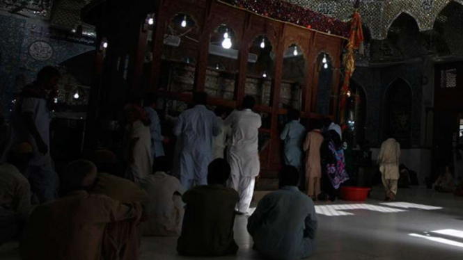 Kuil Sufi Lal Shahbaz Qalandar, Provinsi Sindh, Pakistan.