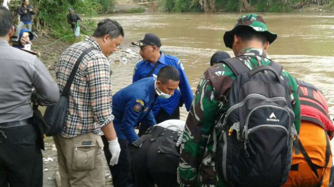 Tim SAR dan warga mengevakuasi satu korban tewas akibat banjir di Garut, Jawa Barat, pada Kamis, 16 Februari 2017.