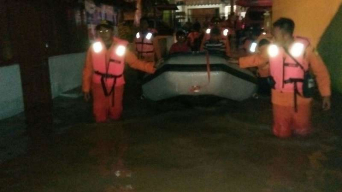 Petugas Basarnas Jawa Tengah mengevakuasi korban banjir di Kabupaten Brebes pada Jumat malam, 16 Februari 2017.