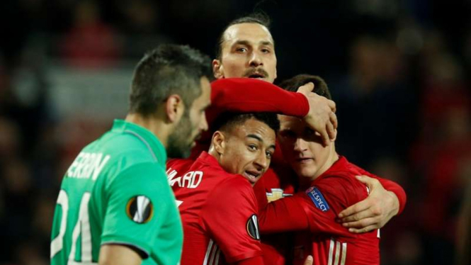 Pemain Manchester United rayakan gol ke gawang Saint-Etienne