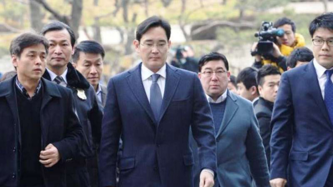 Bos Samsung Grup, Jay Y Lee (tengah)