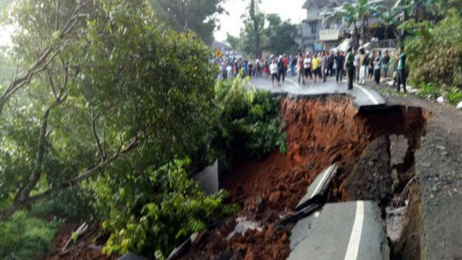 Jalan nasional Kabupaten Cirebon-Kabupaten Kuningan terputus akibat longsor
