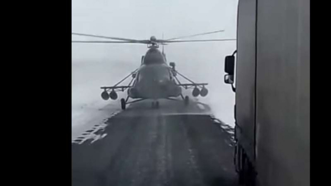 Helikopter mendarat darurat di jalan antarkota di Kazakhstan.