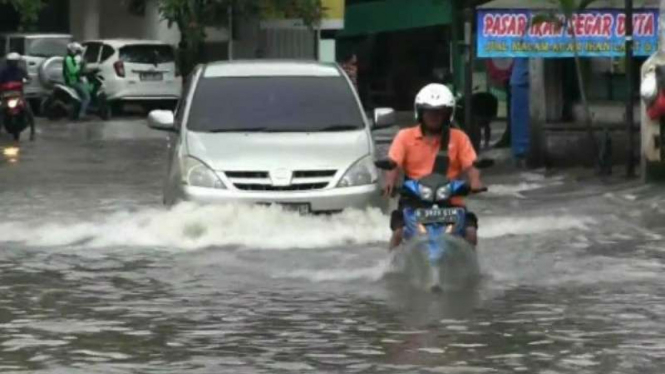 Banjir di kawasan Taman Duta, Depok, Jawa Barat, pada Jumat, 17 Februari 2017.