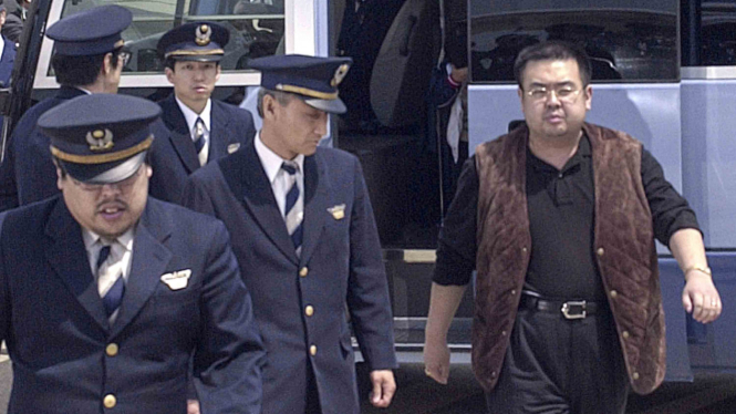 Kim Jong-nam (kanan), kakak tiri Kim Jong-un, yang tewas diracun di Malaysia pada 13 Februari 2017.