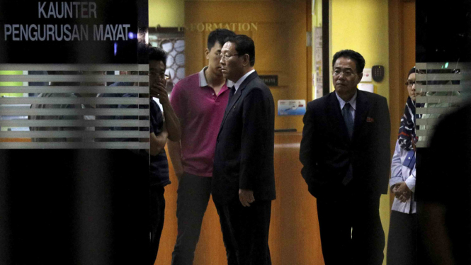 Diplomat Korea Utara saat di Rumah Sakit Kuala Lumpur, tempat jenazah Kim Jong-nam disemayamkan.