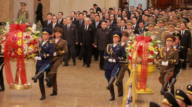 Pemimpin Korea Utara, Kim Jong-un, berziarah ke makam ayahnya.