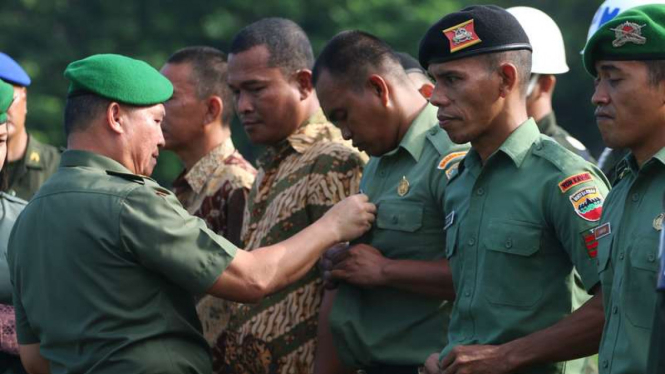 Kasdam I/Bukit Barisan Brigjen TNI Tiopan Aritonang menanggalkan seragam anggota TNI pada upacara pemberhentian tidak dengan hormat (PTDH), di Medan, Sumatera Utara, Jumat (17/2/2017)