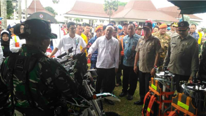 Kepala Kantor Staf Kepresidenan Teten Masduki dan Kepala BNPB Willem Rampangilei menyaksikan kesiapan posko siaga darurat kebakaran hutan dan lahan di Sumatera Selatan, Sabtu (18/2/2017)
