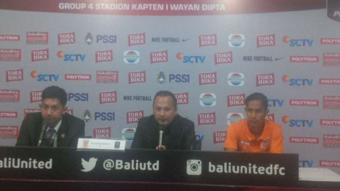 Pelatih Pusamania Borneo FC, Ricky Nelson (tengah)