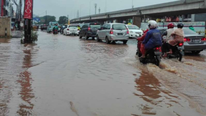 Hujan deras membuat ruas jalan di Kalimalang tergenang air.