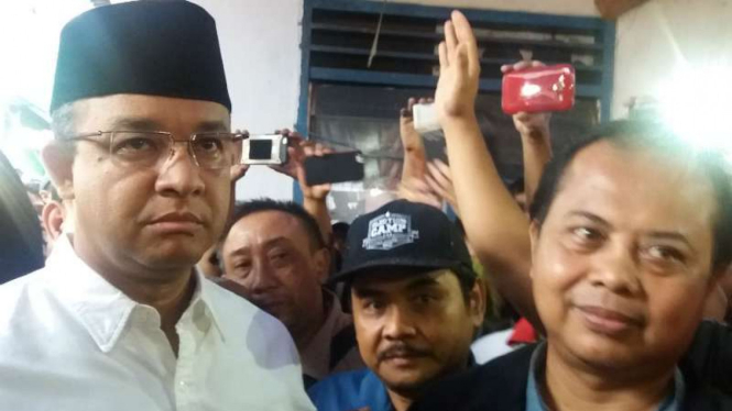 Calon gubernur DKI Anies Baswedan (kemeja putih)