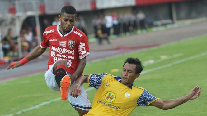 Pemain Bali United, Yabes Roni Malaifani (kiri).