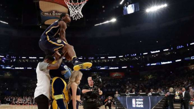 Pemain Indiana Pacers, Glenn Robinson III, saat juara Slam Dunk 2017