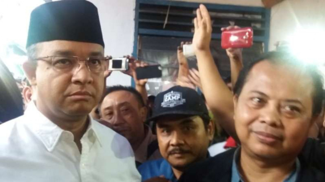 Anies Baswedan dan Ketua KPU DKI Jakarta Sumarno.