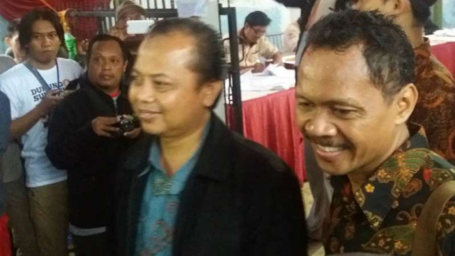 Ketua KPU DKI Sumarno (jas hitam)