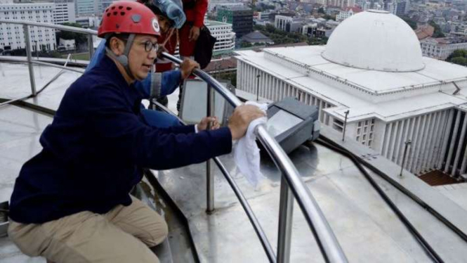 Menteri Agama Lukman Hakim Saifuddin saat ikut bersihkan Masjid Istiqlal, 22 Februari 2017.