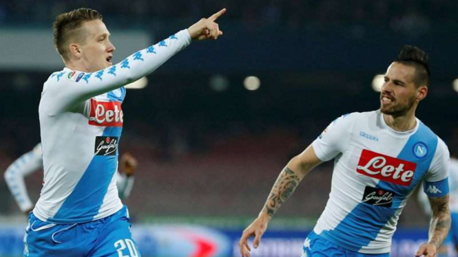 Gelandang Napoli, Piotr Zelinski (kiri)