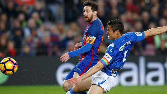 Bintang Barcelona, Lionel Messi (kiri), mencetak gol ke gawang Leganes
