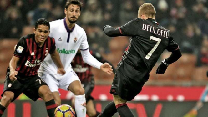 Pemain AC Milan, Gerard Deulofeu, mencetak gol ke gawang Fiorentina