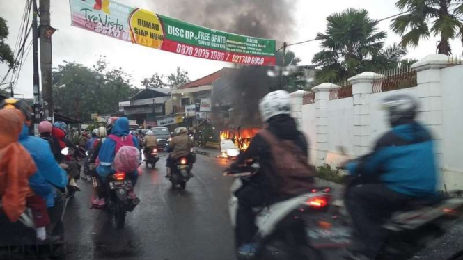 Angkutan Kota terbakar di Jalan Raya antara Pamulang dan Geplek Tangerang Selatan, Senin pagi, (20/2/2017)