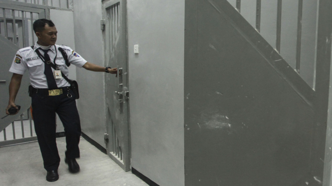 Ilustrasi-Petugas keamanan menunjukkan kondisi sel di gedung baru KPK