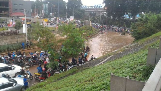 Kondisi genangan air di bawah kolong Tol Jakarta Outer Ring Road (JORR) Kalimalang, Senin (20/2/2017)