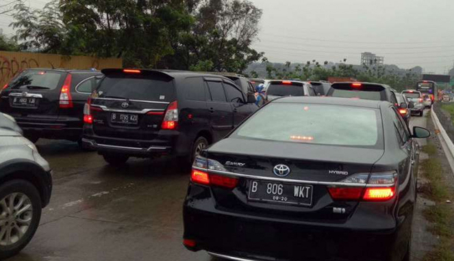 Macet di jalan tol imbas dari banjir di kolong tol Kalimalang