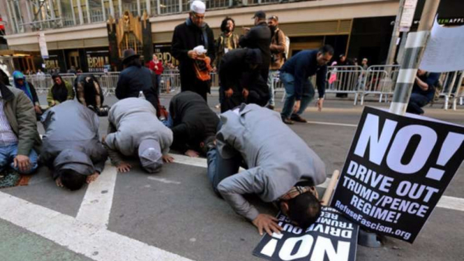 Sejumlah umat Muslim salat berjamaah di jalan di kawasan Times Square, Manhattan, Kota New York, beberapa waktu lalu.