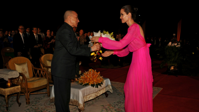 Angelina Jolie bertemu dengan Raja Norodom Sihamoni