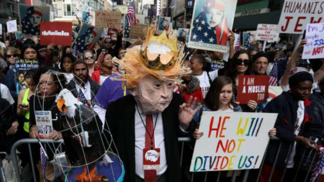 Seorang pria berkostum Donald Trump di Gerakan 'Saya Juga Muslim' di New York.