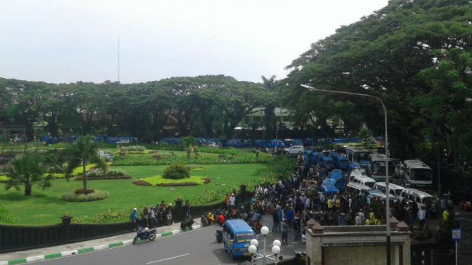 Ribuan sopir angkutan kota atau berunjuk rasa dengan aksi mogok untuk memprotes keberadaan angkutan berbasis online di Kota Malang, Jawa Timur, pada Senin, 20 Februari 2017.