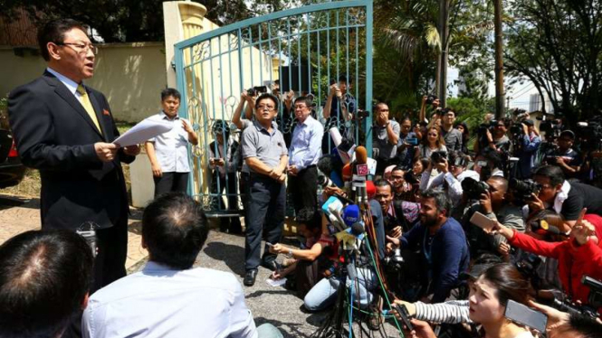Duta Besar Korea Utara untuk Malaysia, Kang Chol di depan kantor kedutaannya di Kuala Lumpur saat belum diusir.