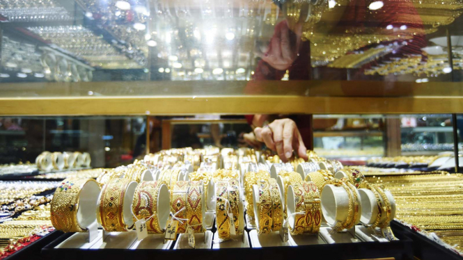 Perhiasan emas yang dijual di toko. (Foto ilustrasi).