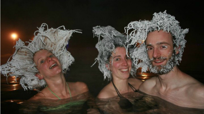 Kontes membekukan rambut di pemandian air panas di Kanada.