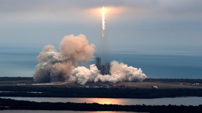 Roket SpaceX Falcon 9 meluncur dan mendarat kembali ke Bumi