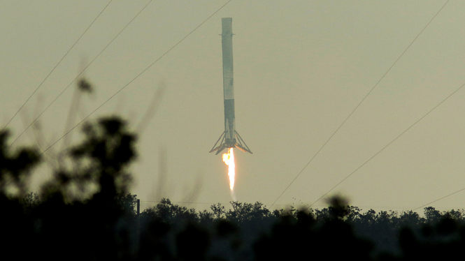 Roket SpaceX Falcon 9 meluncur dan mendarat kembali ke Bumi.