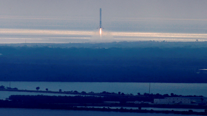 Roket SpaceX Falcon 9 meluncur dan mendarat kembali ke Bumi