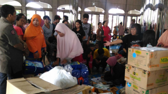 Pengungsi banjir di Masjid Universitas Borobudur