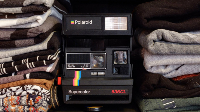 Ilustrasi kamera Polaroid.